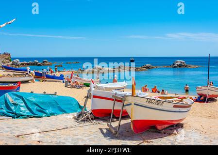 Palafrugell, Spanien, 27. Mai 2022: Die Menschen genießen einen sonnigen Tag am Strand von Palafrugell, Spanien. Stockfoto