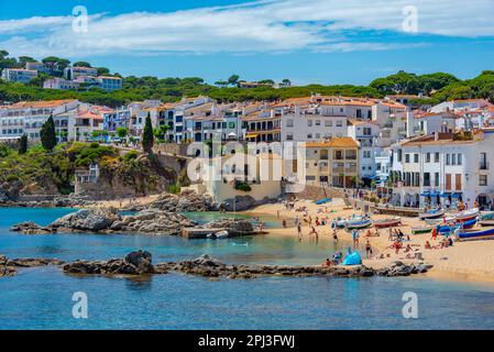 Palafrugell, Spanien, 27. Mai 2022: Die Menschen genießen einen sonnigen Tag am Strand von Palafrugell, Spanien. Stockfoto