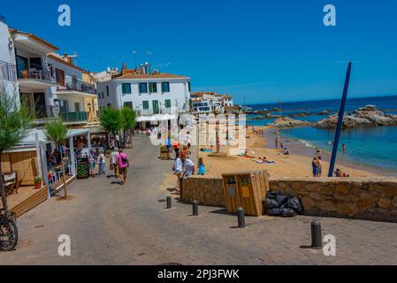 Palafrugell, Spanien, 27. Mai 2022: Die Menschen spazieren an der Strandpromenade in Palafrugell, Spanien. Stockfoto