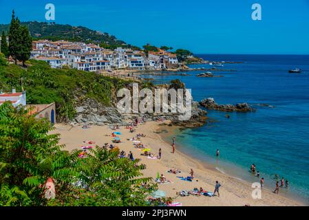 Palafrugell, Spanien, 27. Mai 2022: Die Menschen genießen einen sonnigen Tag am Strand von Palafrugell, Spanien. Stockfoto