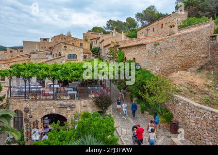 Tossa de Mar, Spanien, 27. Mai 2022: Mittelalterliche Straße in der spanischen Stadt Tossa de Mar. Stockfoto