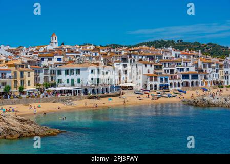 Palafrugell, Spanien, 27. Mai 2022: Panoramablick auf das spanische Dorf Palafrugell. Stockfoto