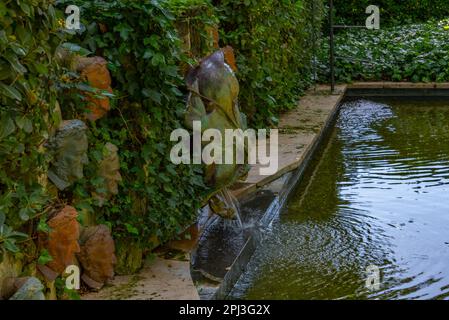 Pubol, Spanien, 26. Mai 2022: Brunnen in Castell Gala Dali de Pubol. Stockfoto