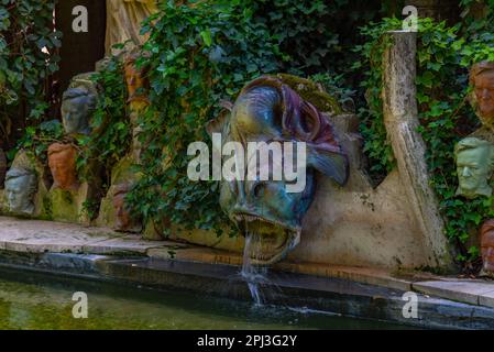 Pubol, Spanien, 26. Mai 2022: Brunnen in Castell Gala Dali de Pubol. Stockfoto