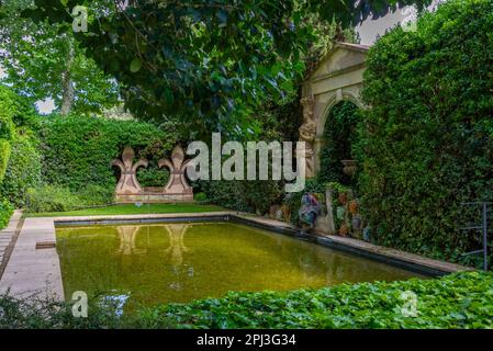 Pubol, Spanien, 26. Mai 2022: Brunnen in Castell Gala Dali de Pubol. Stockfoto