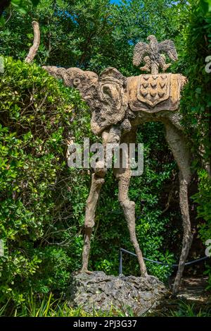 Pubol, Spanien, 26. Mai 2022: Elefantenstatuen in Castell Gala Dali de Pubol. Stockfoto