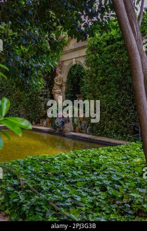 Pubol, Spanien, 26. Mai 2022: Brunnen in Castell Gala Dali de Pubol. Stockfoto