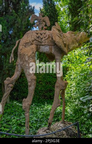 Pubol, Spanien, 26. Mai 2022: Elefantenstatuen in Castell Gala Dali de Pubol. Stockfoto