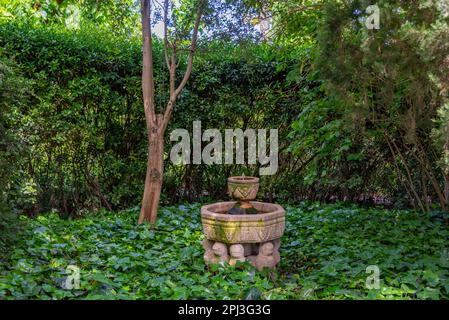 Pubol, Spanien, 26. Mai 2022: Garten in Castell Gala Dali de Pubol. Stockfoto