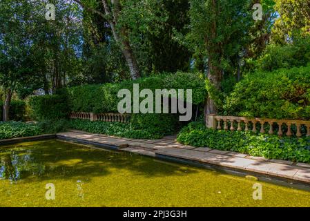 Pubol, Spanien, 26. Mai 2022: Brunnen in Castell Gala Dali de Pubol. Stockfoto