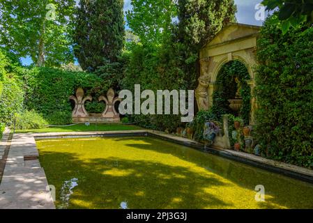 Pubol, Spanien, 26. Mai 2022: Brunnen in Castell Gala Dali de Pubol. Stockfoto