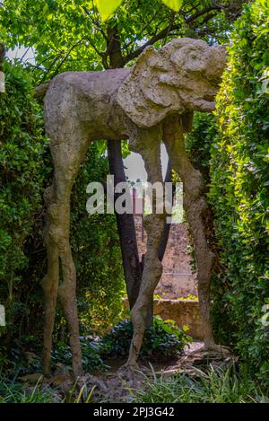 Pubol, Spanien, 26. Mai 2022: Elefantenstatuen in Castell Gala Dali de Pubol. Stockfoto