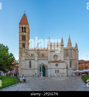 Valladolid, Spanien, 6. Juni 2022: Sonnenuntergang über der Pfarrkirche Santa Maria de la Antigua in Valladolid, Spanien. Stockfoto