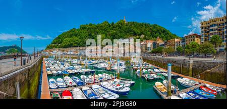 San Sebastian, Spanien, 2. Juni 2022: Yachthafen im spanischen Hafen San Sebastian, Spanien. Stockfoto