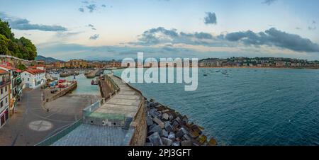 San Sebastian, Spanien, 1. Juni 2022: Sonnenuntergang über dem Jachthafen im spanischen Hafen San Sebastian, Spanien. Stockfoto