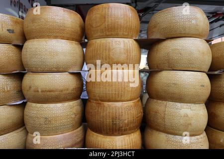 Cremona, Italien - 7. September 2022: Ganze Räder Parmigiano Reggiano Käse verkauft an einem Straßenstand während des Bauernmarktes in Cremona, Lombardei, Stockfoto