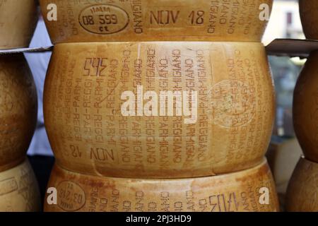 Cremona, Italien - 7. September 2022: Ganze Räder Parmigiano Reggiano Käse verkauft an einem Straßenstand während des Bauernmarktes in Cremona, Lombardei, Stockfoto