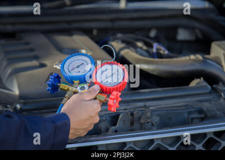 Auto Klimaanlage Check Service, Lecksuche, Kältemittel füllen. Stockfoto