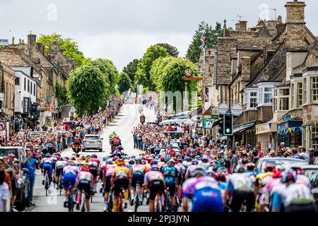 Foto von Alex Whitehead/SWpix.com - 11/06/2022 - Radfahren - UCI Women's World Tour - The Women’s Tour - Stage 6: Chipping Norton to Oxford - das Peloton in Burford. - Die Veranstalter Sweetspot haben heute, 31. Oktober 03/2023, die Absage der 2023. Frauentour durch Großbritannien angekündigt Stockfoto