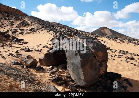 Blick auf Steine in der Schwarzen Wüste Ägyptens in der Nähe der Oase El Bahariya Stockfoto