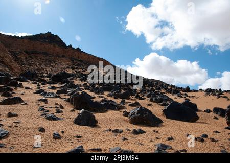 Blick auf Steine in der Schwarzen Wüste Ägyptens in der Nähe der Oase El Bahariya Stockfoto