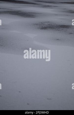 Blick auf den weißen gefrorenen See im Winter Stockfoto