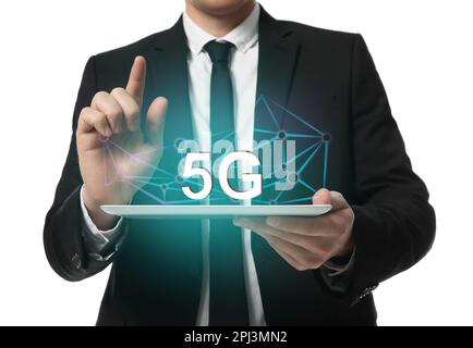 Mann, der ein Tablet mit 5G-Netzwerksystem auf weißem Hintergrund verwendet, Nahaufnahme Stockfoto