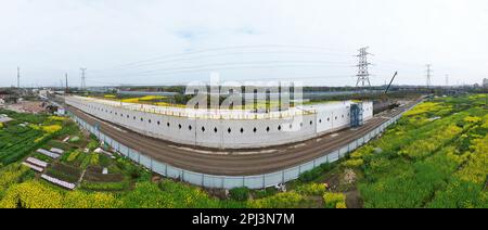 SHANGHAI, CHINA - 31. MÄRZ 2023 - Flugfotografen bauen die Seitenwand und Markise des offenen Tunnels am ersten und zweiten Stand Stockfoto