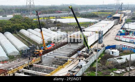 SHANGHAI, CHINA - 31. MÄRZ 2023 - Flugfotografen bauen die Seitenwand und Markise des offenen Tunnels am ersten und zweiten Stand Stockfoto