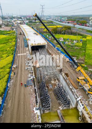 SHANGHAI, CHINA - 31. MÄRZ 2023 - Flugfotografen bauen die Seitenwand und Markise des offenen Tunnels am ersten und zweiten Stand Stockfoto