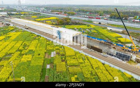 SHANGHAI, CHINA - 31. MÄRZ 2023 - Flugfotografen bauen die Seitenwand und Markise des offenen Tunnels am ersten und zweiten Stand Stockfoto