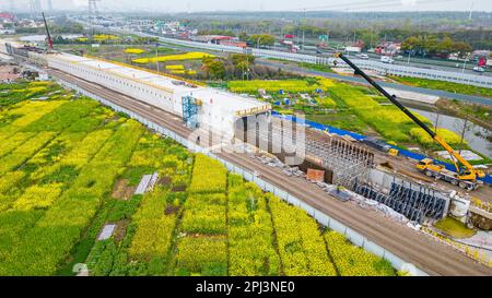 SHANGHAI, CHINA - 31. MÄRZ 2023 - Flugfotografen bauen die Seitenwand und Markise des offenen Tunnels am ersten und zweiten Stand Stockfoto