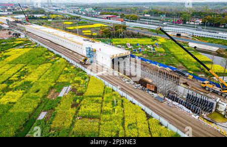 SHANGHAI, CHINA - 31. MÄRZ 2023 - Flugfotografen bauen die Seitenwand und Markise des offenen Tunnels am ersten und zweiten Stand Stockfoto