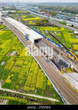 SHANGHAI, CHINA - 31. MÄRZ 2023 - Flugfotografen bauen die Seitenwand und Markise des offenen Tunnels am ersten und zweiten Stand Stockfoto