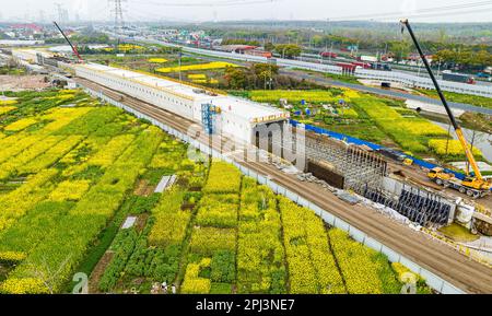 SHANGHAI, CHINA - 31. MÄRZ 2023 - Flugfotografen bauen die Seitenwand und Markise des offenen Tunnels am ersten und zweiten Stand Stockfoto