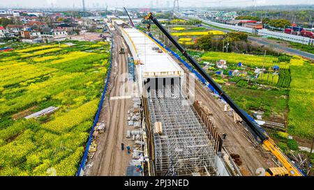 SHANGHAI, CHINA - 31. MÄRZ 2023 - Flugfotografen bauen die Seitenwand und Markise des offenen Tunnels am ersten und zweiten Stand Stockfoto