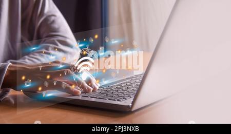 Verwenden Sie ein Business-Smartphone mit WLAN-Symbol und Social-Network-Konzept für die Geschäftskommunikation. Stockfoto