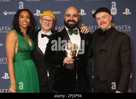 L-R) Corporate Vice President von Xbox, Sarah Bond, Andrew Fray, Andreas Yiannikaris und Drew Jones mit dem British Game Award während der BAFTA Games Awards in der Queen Elizabeth Hall, Southbank Centre, London. Foto: Donnerstag, 30. März 2023. Stockfoto