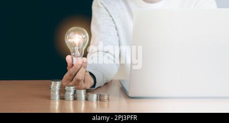 Frau Hand setzen Geldmünze in Schweinchen für die Einsparung von Geldvermögen und Finanzkonzept. Stockfoto