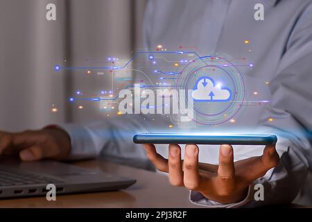 Globale Internetverbindung für Cloud- und elektronische Speicherung. Stockfoto