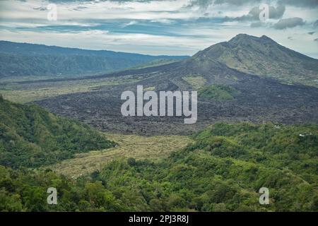 Epischer Blick über die imposante Landschaft im Norden von Bali in Indonesien mit seinen majestätischen Bergen und grünen Hügeln. Stockfoto