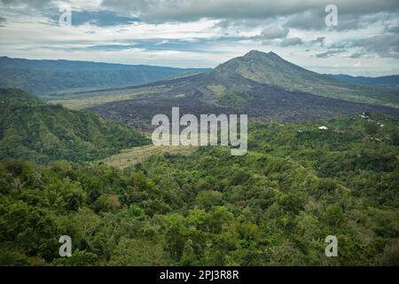 Epischer Blick über die imposante Landschaft im Norden von Bali in Indonesien mit seinen majestätischen Bergen und grünen Hügeln. Stockfoto