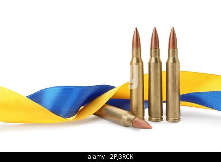Bänder in Farben der ukrainischen Nationalflagge und Kugeln auf weißem Hintergrund Stockfoto
