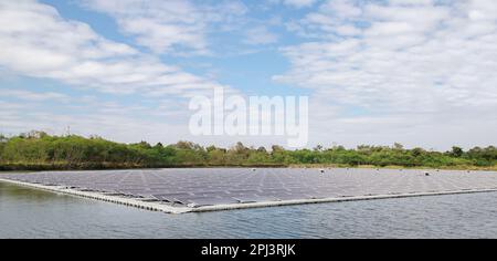 Sauberes Energiekonzept von schwimmenden Photovoltaik-Kraftwerken Stockfoto