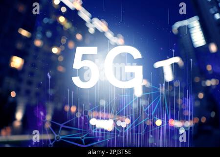 Drahtloses 5G-Netzwerk. Verschwommener Blick auf die nächtliche Stadtlandschaft mit Bokeh-Effekt Stockfoto