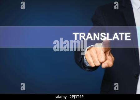 Ein Mann, der auf ein virtuelles Wortemodell zeigt. ÜBERSETZUNG vor dunkelblauem Hintergrund, Nahaufnahme Stockfoto