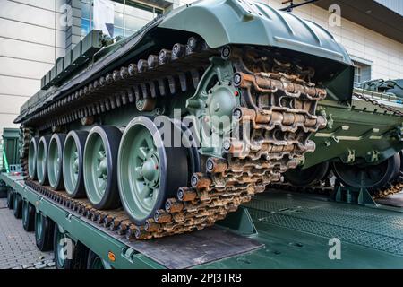 Panzerfahrzeug auf LKW geladen, Einheit auf durchgehende Laufflächen Stockfoto