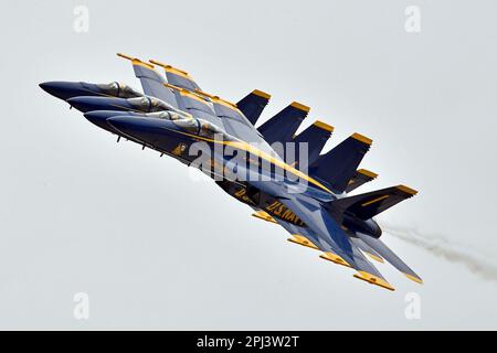 Kalifornien, USA. 19. März 2023. Die Blue Angels, das Demonstrationsfluggeschwader der Navy, treten auf einer Flugschau auf der Marinebasis Ventura County, Kalifornien, auf, 19. März 2023 Kredit: U.S. Air Force/ZUMA Press Wire Service/ZUMAPRESS.com/Alamy Live News Stockfoto