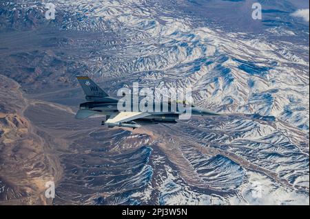 Nevada, USA. 16. März 2023. Ein Air Force F-16 Fighting Falcon fliegt über dem Nellis Air Force Base, Nevada, während Red Flag-Nellis 23-2, 15. März 2023. Red Flag ist eine Kampfschulung mit US-amerikanischen und Alliierten Air Forces Credit: U.S. Army/ZUMA Press Wire Service/ZUMAPRESS.com/Alamy Live News Stockfoto