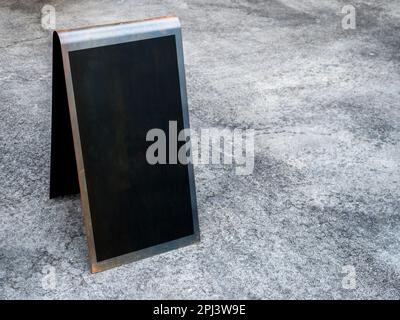 Musterschild für Straßenzelt, im Freien vor dem Restaurant oder Café. Schwarzer, leerer quadratischer Raum, vertikaler Rahmen für Informationszwecke Stockfoto